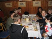 die Jugend fr�hst�ckt - Pfarrwallfahrt nach Mariazell � Pfarre St. Othmar in M�dling