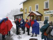 Vorbereitung zum Abmarsch vor dem Ghf. Gruber - Pfarrwallfahrt nach Mariazell � Pfarre St. Othmar in M�dling