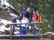 die Jugend beim Kaiser Franz Josef Denkmal in der Walster - Pfarrwallfahrt nach Mariazell � Pfarre St. Othmar in M�dling