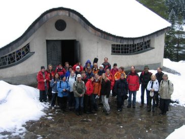 Gruppenfoto vor der Bruder Klaus Kapelle am Hubertussee - Pfarrwallfahrt nach Mariazell � Pfarre St. Othmar in M�dling