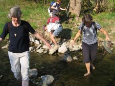 durch die Triesting bei Ta�hof - Fu�wallfahrt nach Mariazell 2007 � Pfarre St. Othmar in M�dling