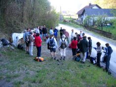 zum Vergr��ern draufklicken - Andacht in Furth - Fu�wallfahrt nach Mariazell 2007 � Pfarre St. Othmar in M�dling