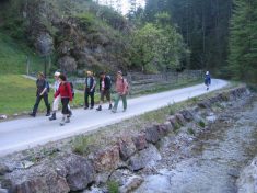 durch den Staffgraben - Fu�wallfahrt nach Mariazell 2007 � Pfarre St. Othmar in M�dling