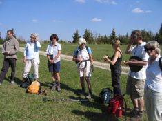 zum Vergr��ern draufklicken - Brotbrechen bei der Andacht am Unterberg - Fu�wallfahrt nach Mariazell 2007 � Pfarre St. Othmar in M�dling