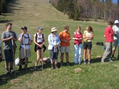 Brotbrechen bei der Andacht am Unterberg - Fu�wallfahrt nach Mariazell 2007 � Pfarre St. Othmar in M�dling