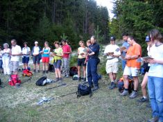 zum Vergr��ern draufklicken - Andacht auf der Wiese vor dem Furtnerhof - Fu�wallfahrt nach Mariazell 2007 � Pfarre St. Othmar in M�dling