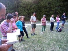 zum Vergr��ern draufklicken - Andacht auf der Wiese vor dem Furtnerhof - Fu�wallfahrt nach Mariazell 2007 � Pfarre St. Othmar in M�dling