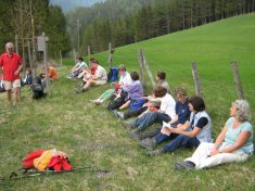 zum Vergr��ern draufklicken - Andacht vor Anstieg auf das Gscheid - Fu�wallfahrt nach Mariazell 2007 � Pfarre St. Othmar in M�dling