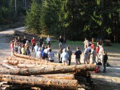 zum Vergr��ern draufklicken - Andacht am Weg vom Furtnerhof zum T�mpfl - Fu�wallfahrt nach Mariazell 2007 � Pfarre St. Othmar in M�dling