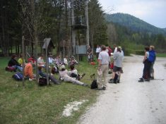 zum Vergr��ern draufklicken - Andacht vor Anstieg auf das Gscheid - Fu�wallfahrt nach Mariazell 2007 � Pfarre St. Othmar in M�dling