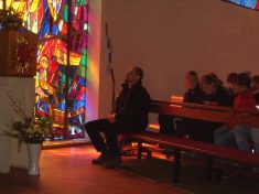 Andacht in der Bruder Klaus Kirche am Hubertussee - Fu�wallfahrt nach Mariazell 2007 � Pfarre St. Othmar in M�dling