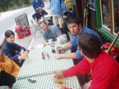 bei der Wuchtelwirtin in der Walster - Fu�wallfahrt nach Mariazell 2007 � Pfarre St. Othmar in M�dling
