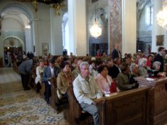 zum Vergr��ern draufklicken - M�dlinger Buswallfahrer zwischen vielen Ungarn in der Basilika Mariazell - Fu�wallfahrt nach Mariazell 2007 � Pfarre St. Othmar in M�dling