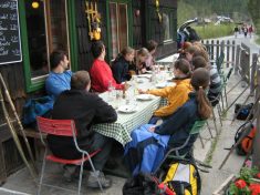 bei der Wuchtelwirtin in der Walster - Fu�wallfahrt nach Mariazell 2007 � Pfarre St. Othmar in M�dling