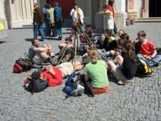 zum Vergr��ern draufklicken - die Jugendgruppe vor der Basilika Mariazell - Fu�wallfahrt nach Mariazell 2007 � Pfarre St. Othmar in M�dling