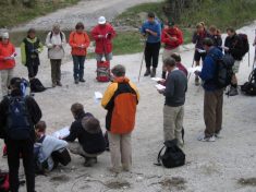 zum Vergr��ern draufklicken - Andacht vor Krumbachsattel - Fu�wallfahrt nach Mariazell 2007 � Pfarre St. Othmar in M�dling