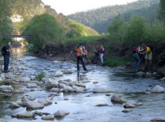 die Jugendgruppe durchquert die Triesting - Fu�wallfahrt nach Mariazell 2007 � Pfarre St. Othmar in M�dling