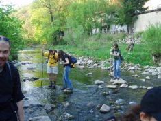 die Jugendgruppe durchquert die Triesting - Fu�wallfahrt nach Mariazell 2007 � Pfarre St. Othmar in M�dling