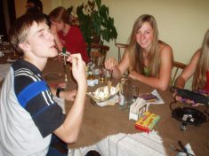 Nachspeise beim Furtnerhof am 3. Tag - Fu�wallfahrt nach Mariazell 2007 � Pfarre St. Othmar in M�dling