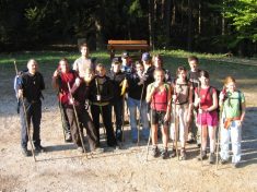 zum Vergr��ern draufklicken - Gruppenfoto Jugend - Fu�wallfahrt nach Mariazell 2007 � Pfarre St. Othmar in M�dling