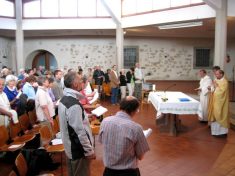 zum Vergr��ern draufklicken - Hl. Messe im Gemeindesaal der Pfarre Mariazell - Fu�wallfahrt nach Mariazell 2007 � Pfarre St. Othmar in M�dling