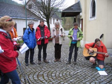 Andacht "Jesus" vor der Kirche in Furth - Fu�wallfahrt nach Mariazell 2008 � Pfarre St. Othmar in M�dling