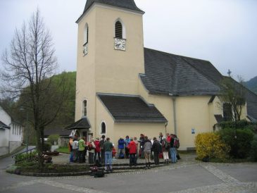 Andacht "Jesus" vor der Kirche in Furth - Fu�wallfahrt nach Mariazell 2008 � Pfarre St. Othmar in M�dling