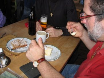Mehlspeise und Kaffee im Unterbergschutzhaus - Fu�wallfahrt nach Mariazell 2008 � Pfarre St. Othmar in M�dling