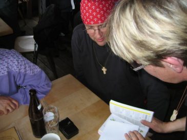 Diskussion mit dem Pflanzenbestimmungsbuch - Fu�wallfahrt nach Mariazell 2008 � Pfarre St. Othmar in M�dling