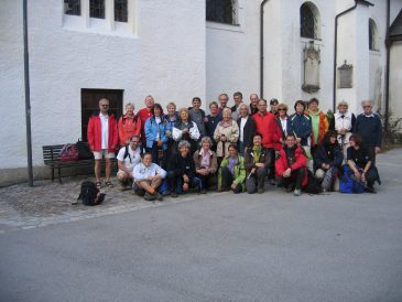 Gruppenfoto vor der Kirche in St. Aegyd - Fu�wallfahrt nach Mariazell 2008 � Pfarre St. Othmar in M�dling