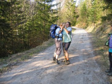 Walzer, getanzt von Maria_G und Maria_M vor Anstieg auf das Gscheid - Fu�wallfahrt nach Mariazell 2008 � Pfarre St. Othmar in M�dling