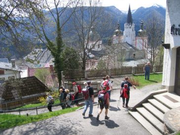 Von der B�rgeralm kommend, der erste Blick auf die Basilika - Fu�wallfahrt nach Mariazell 2008 � Pfarre St. Othmar in M�dling