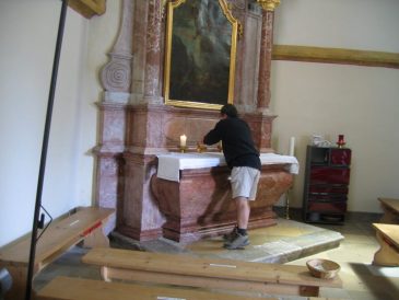 (neuer?) Ministrant bei den Me�vorbereitungen in der Michaelskapelle - Fu�wallfahrt nach Mariazell 2008 � Pfarre St. Othmar in M�dling