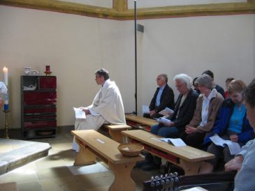F(neuer?) Ministrant bei den Me�vorbereitungen in der Michaelskapelle - u�wallfahrt nach Mariazell 2008 � Pfarre St. Othmar in M�dling