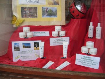 Auslage bei Apotheke - Fu�wallfahrt nach Mariazell 2008 � Pfarre St. Othmar in M�dling