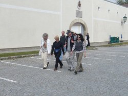 Abmarsch durch das Kloster in Heiligenkreuz <> Fusswallfahrt nach Mariazell 2009 � Pfarre St. Othmar in M�dling
