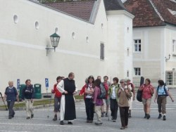 Unsere Wallfahrer werden von Superior Pater Karl Wallner begr�sst <> Fusswallfahrt nach Mariazell 2009 � Pfarre St. Othmar in M�dling