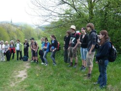 Erste Andacht "Gewohntes verlassen" auf der Wiese oberhalb des Klosters Heiligenkreuz <> Fusswallfahrt nach Mariazell 2009 � Pfarre St. Othmar in M�dling