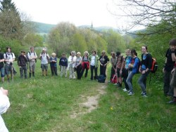 Erste Andacht "Gewohntes verlassen" auf der Wiese oberhalb des Klosters Heiligenkreuz  <> Fusswallfahrt nach Mariazell 2009 � Pfarre St. Othmar in M�dling