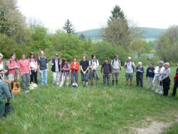 Erste Andacht "Gewohntes verlassen" auf der Wiese oberhalb des Klosters Heiligenkreuz  <> Fusswallfahrt nach Mariazell 2009 � Pfarre St. Othmar in M�dling