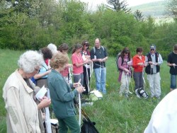 Die Enden des Seils werden verkn�pft  <> Fusswallfahrt nach Mariazell 2009 � Pfarre St. Othmar in M�dling