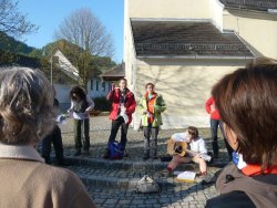 Maria & Wolfgang gestalten die Andacht "Die richtige Richtung finden"  <> Fusswallfahrt nach Mariazell 2009 � Pfarre St. Othmar in M�dling
