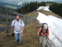Aufstieg auf den Unterberggipfel  <> Fusswallfahrt nach Mariazell 2009 � Pfarre St. Othmar in M�dling