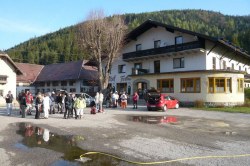 Abmarsch beim Furtner auf der Haselrast  <> Fusswallfahrt nach Mariazell 2009 � Pfarre St. Othmar in M�dling