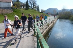 beim Zellerbach vor Rohr   <> Fusswallfahrt nach Mariazell 2009 � Pfarre St. Othmar in M�dling