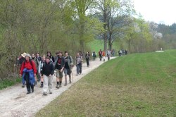 beim Mitterbach vor Seebach  <> Fusswallfahrt nach Mariazell 2009 � Pfarre St. Othmar in M�dling