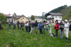 Andacht "Glaubst du an Jesu - den Sohn Gottes?" beim Ortsende von St. Aegyd   <> Fusswallfahrt nach Mariazell 2009 � Pfarre St. Othmar in M�dling