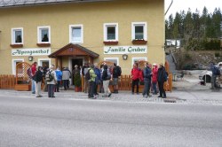 Vor Alpengasthof Gruber am Gscheid    <> Fusswallfahrt nach Mariazell 2009 � Pfarre St. Othmar in M�dling