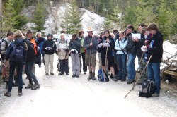 Andacht "Gott ist f�r mich"  bei Abzweigung Krumbachsattel   <> Fusswallfahrt nach Mariazell 2009 � Pfarre St. Othmar in M�dling