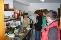 bei Wuchtelwirtin  <> Fusswallfahrt nach Mariazell 2009 � Pfarre St. Othmar in M�dling